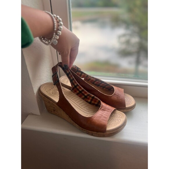 Crocs A-Leigh Women’s Brown Leather Open Toe Wedge Sandal Size 7 - Picture 2 of 9